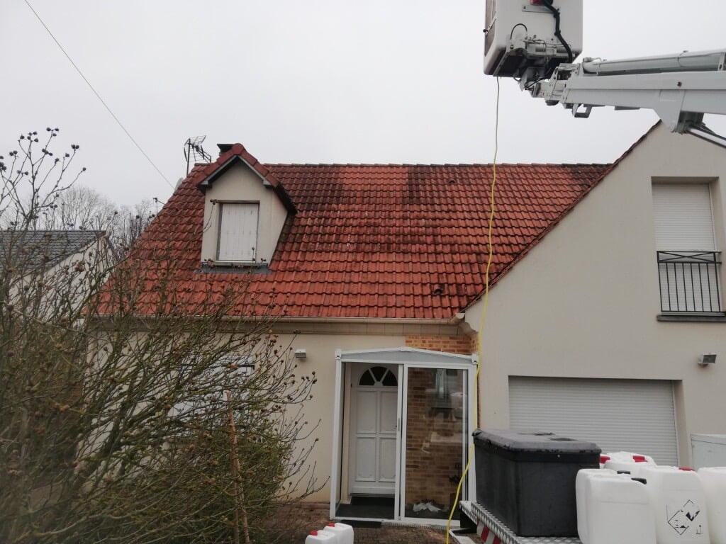 CS couverture : prestation de démoussage de toiture avec nacelle sur Caen Normandie Calvados